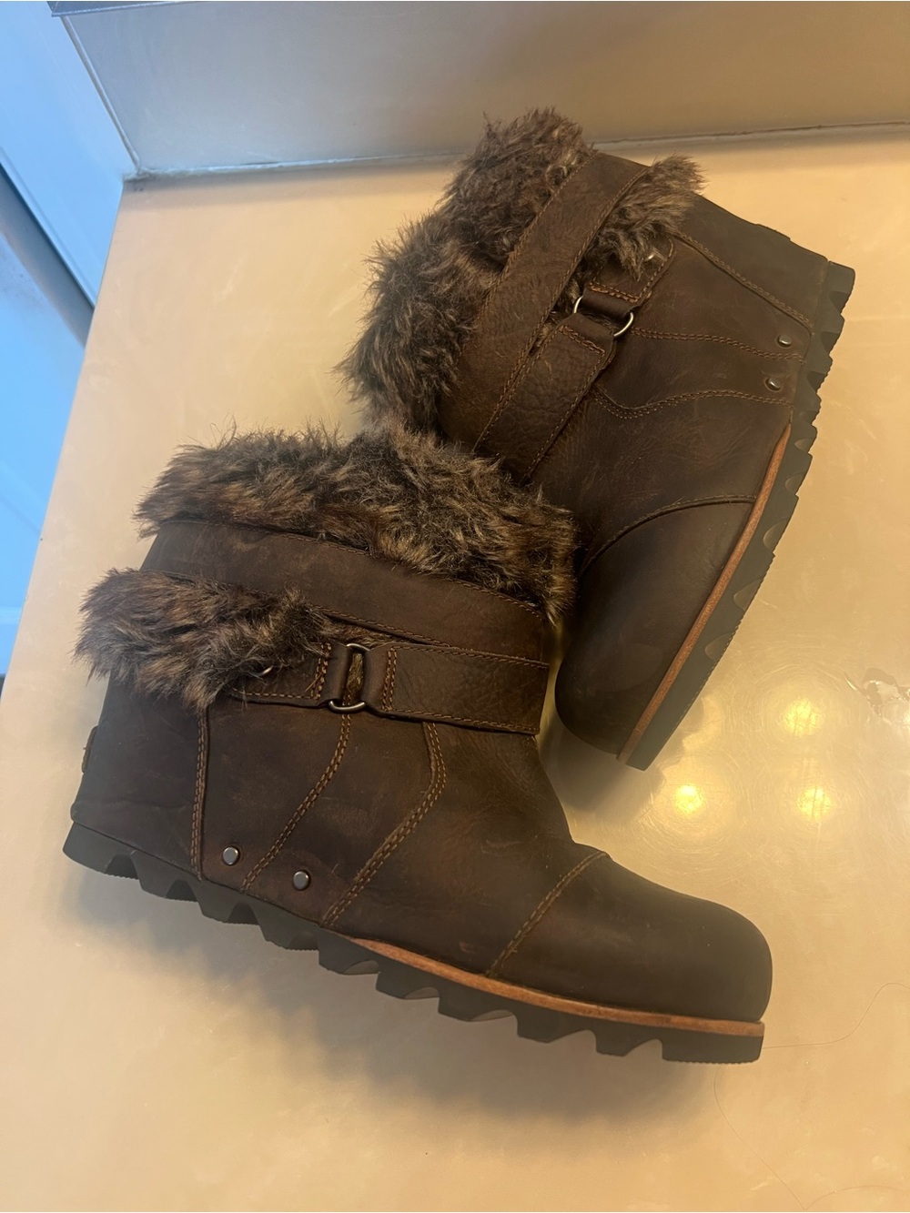 Sorel Joan of Arc ankle boots with faux fur trim size 8.5